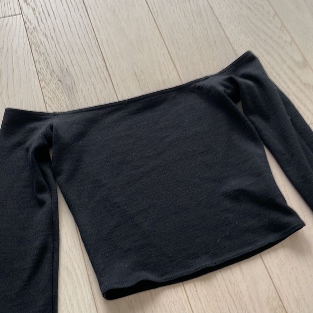 Wilfred Black Off-the-Shoulder Long Sleeve Crop Top - Picture 2 of 7